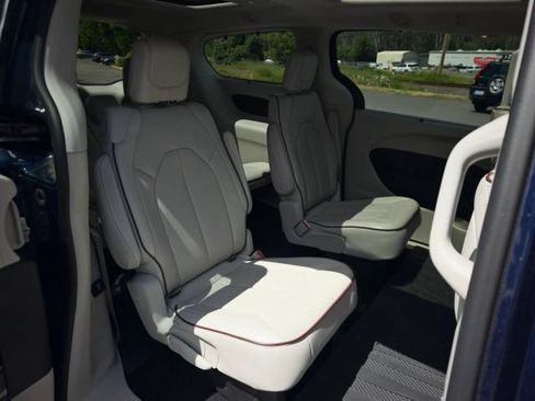 Used 2017 Chrysler Pacifica Limited w/ UConnect Theater Package FWD image 47