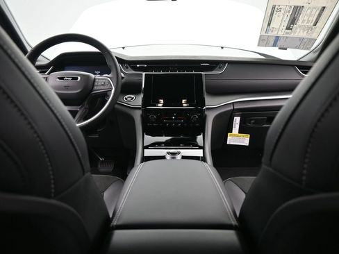 New 2025 Jeep Grand Cherokee Altitude image 24