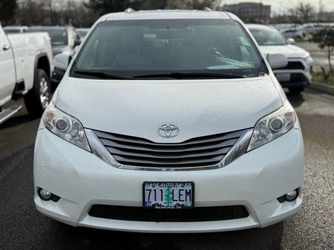 Used 2017 Toyota Sienna XLE image 7