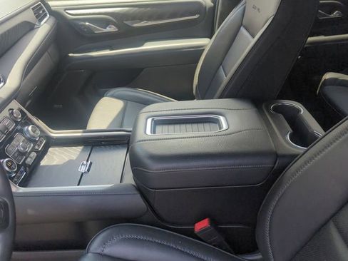 Used 2024 GMC Yukon XL Denali AWD/4WD image 15