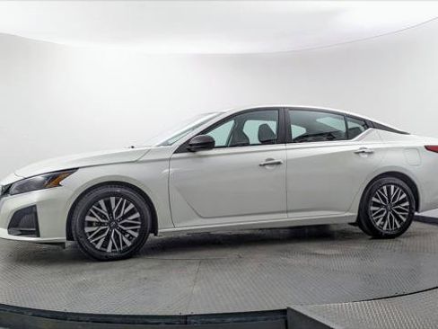 Used 2024 Nissan Altima 2.5 SV FWD image 3