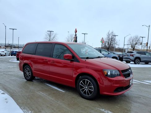 Used 2015 Dodge Grand Caravan SE image 1