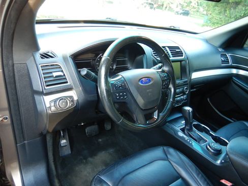 Used 2016 Ford Explorer XLT w/ Equipment Group 202A AWD/4WD image 11