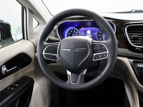 Used 2023 Chrysler Pacifica Limited FWD image 14