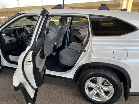 Used 2022 Toyota Highlander L image 8