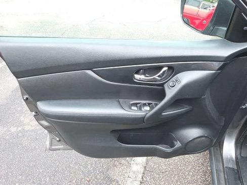 Certified 2018 Nissan Rogue SV FWD image 11