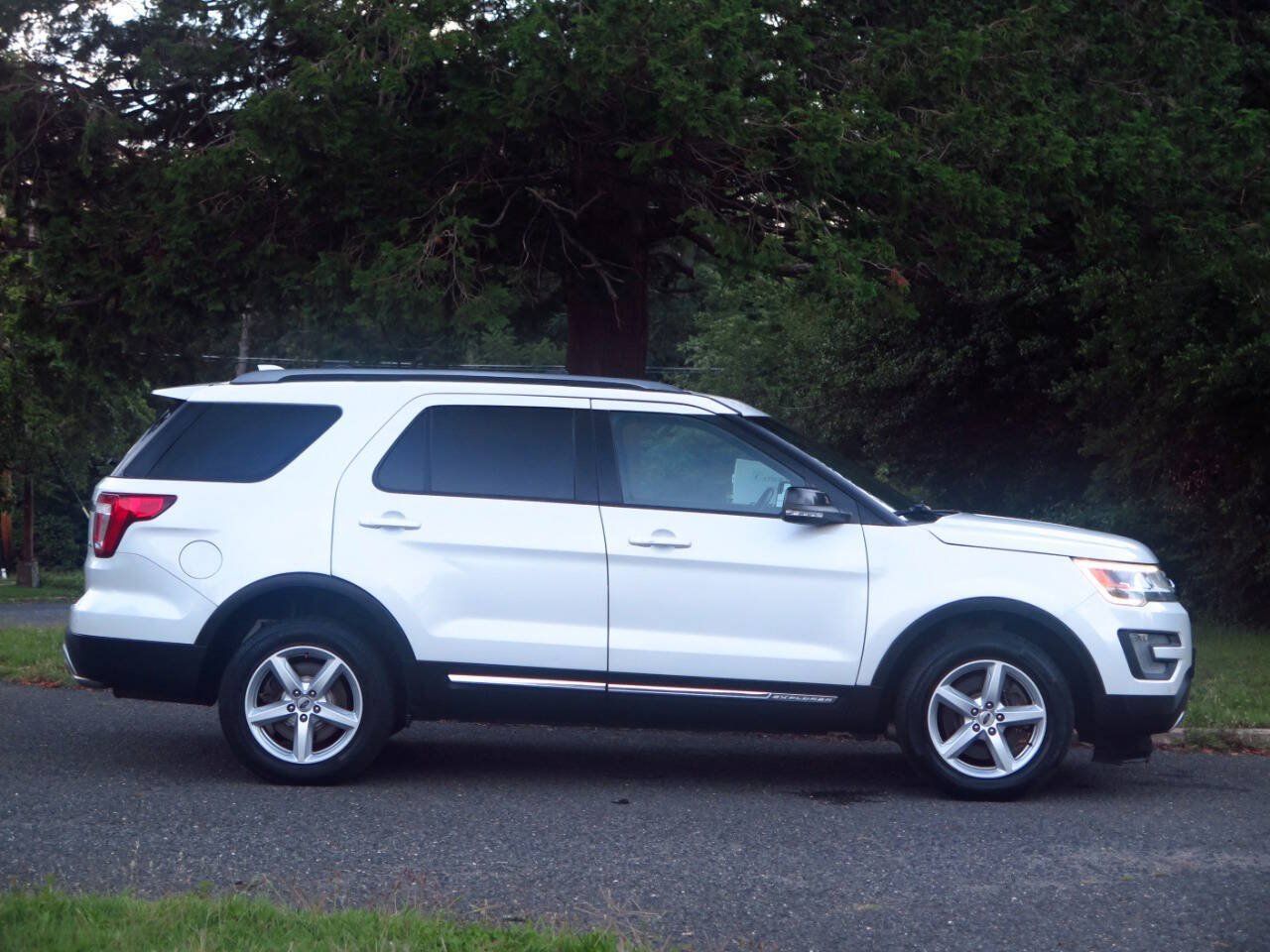 Used 2016 Ford Explorer XLT w/ Equipment Group 202A AWD/4WD image 5