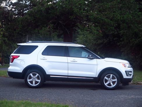 Used 2016 Ford Explorer XLT w/ Equipment Group 202A AWD/4WD image 5