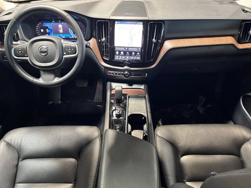 Used 2022 Volvo XC60 B5 Momentum w/ Advanced Package AWD/4WD image 3