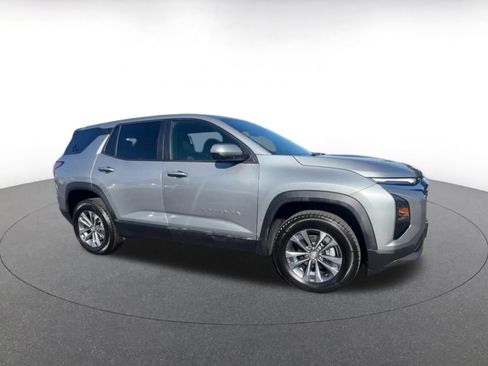 Used 2025 Chevrolet Equinox LT image 2