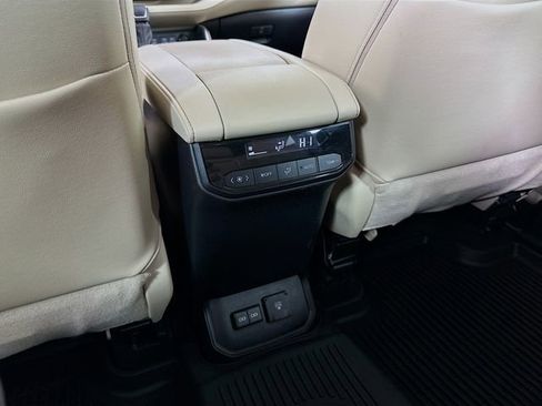 Used 2023 Toyota Highlander Limited image 23