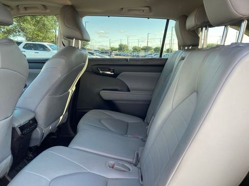 Used 2024 Toyota Highlander XLE FWD image 11