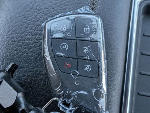 Used 2023 GMC Yukon Denali image 32