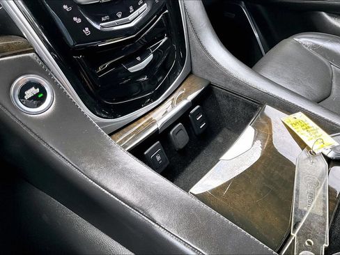 Used 2020 Cadillac Escalade Platinum RWD image 16