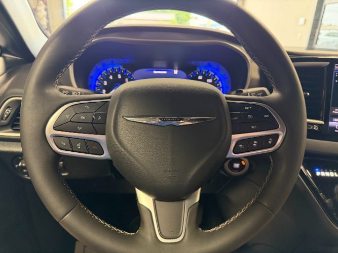 Used 2025 Chrysler Pacifica Select FWD image 19