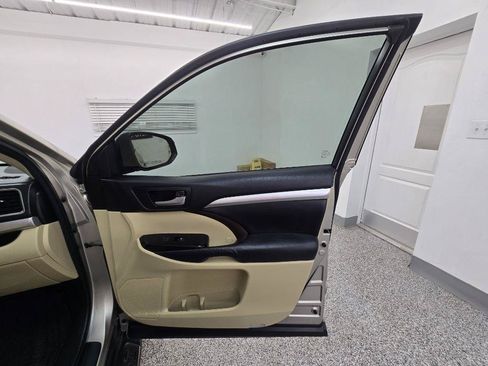Used 2015 Toyota Highlander XLE FWD image 29