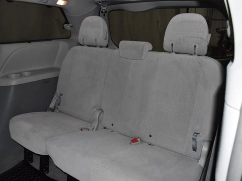 Used 2012 Toyota Sienna LE image 19