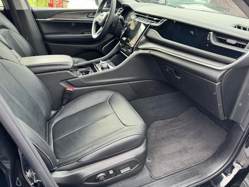 Used 2022 Jeep Grand Cherokee Limited w/ Luxury Tech Group II image 9