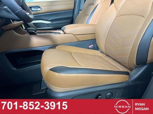 New 2025 Nissan Pathfinder Platinum image 32