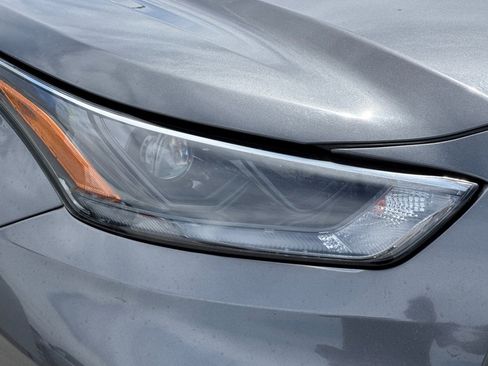 Used 2025 Toyota Highlander LE FWD image 9