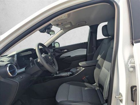 Used 2025 Chevrolet Trax LT FWD image 11