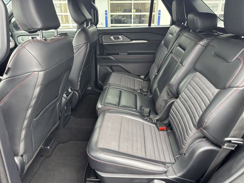 Used 2025 Ford Explorer ST-Line w/ ST-Line Street Pack image 32