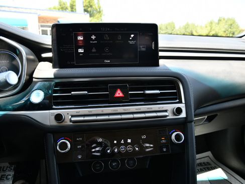 Used 2025 Genesis G70 2.5T image 18