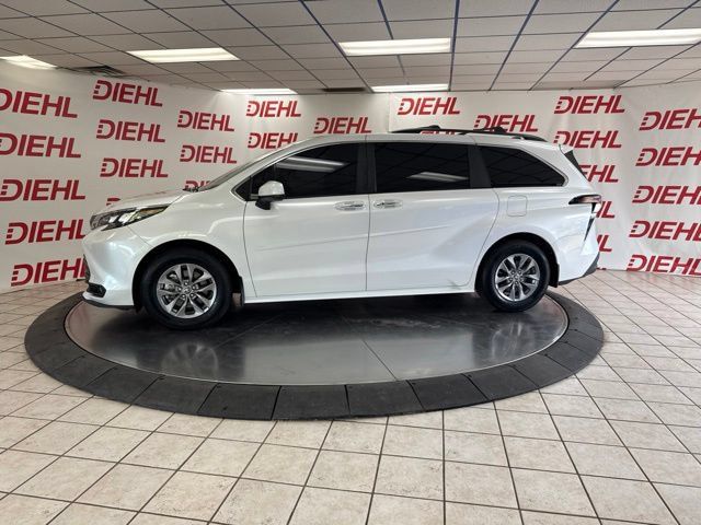 Used 2025 Toyota Sienna XLE w/ XLE Plus Package FWD image 11