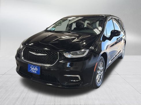 Used 2024 Chrysler Pacifica Touring-L image 3