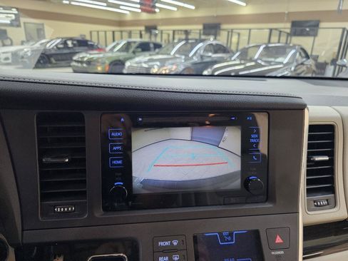 Used 2015 Toyota Sienna XLE w/ XLE Navigation Package FWD image 32