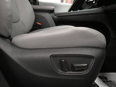 Used 2025 Toyota Sienna XLE FWD image 29