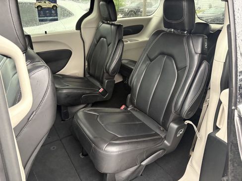 Used 2023 Chrysler Pacifica Touring-L FWD image 12