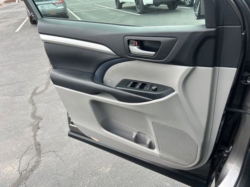 Used 2018 Toyota Highlander XLE image 27