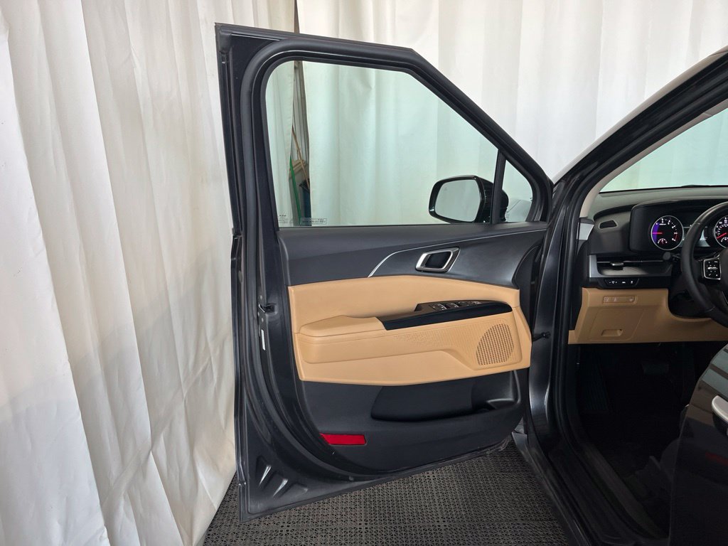 Used 2024 Kia Carnival LX FWD image 18