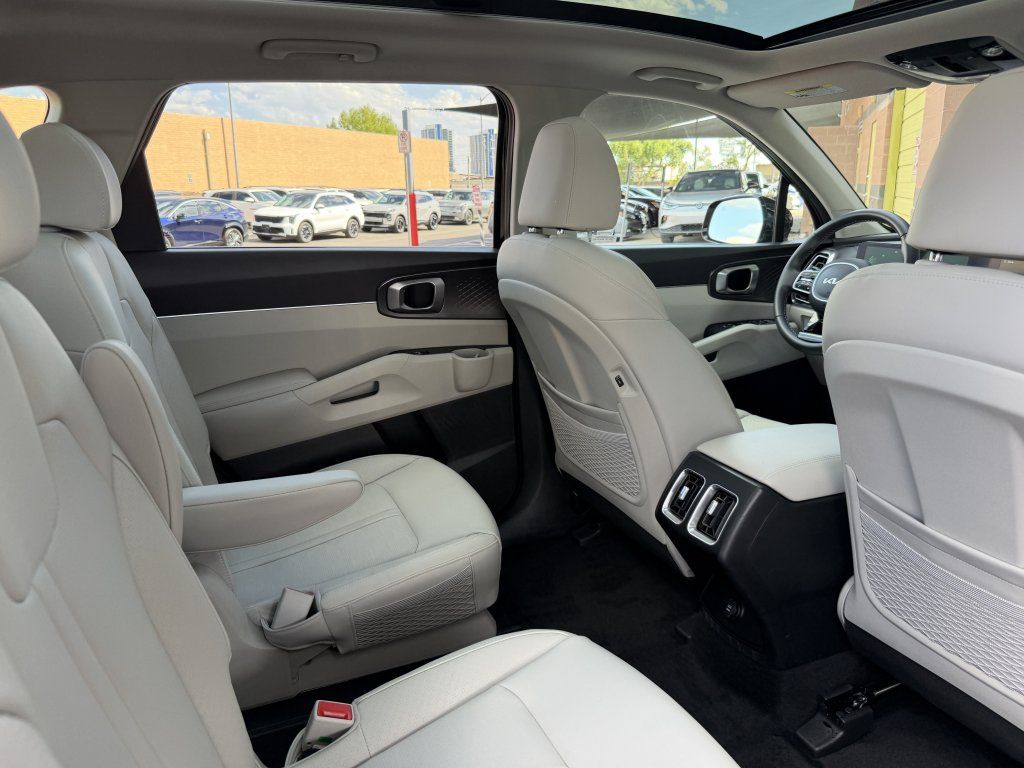 Used 2025 Kia Sorento EX w/ EX Panoramic Sunroof Package AWD/4WD image 37