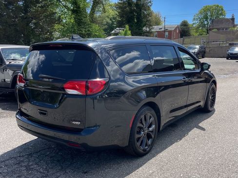 Used 2018 Chrysler Pacifica Limited w/ Advanced Safetytec Group FWD image 2