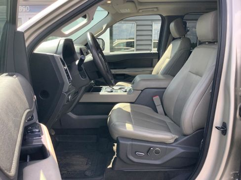 Used 2018 Ford Expedition Max XLT w/ Equipment Group 202A AWD/4WD image 11