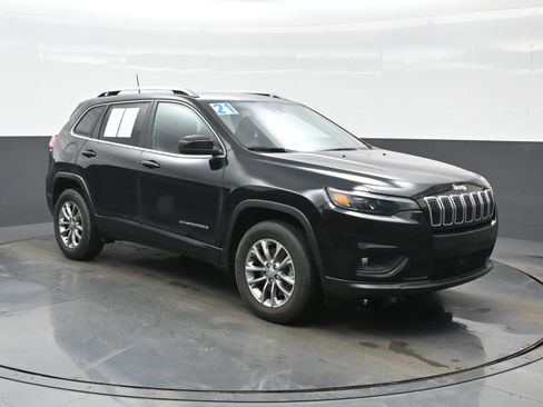 Used 2021 Jeep Cherokee Latitude Lux w/ Mopar Interior Package image 8