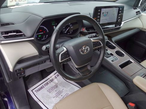 Certified 2024 Toyota Sienna XLE image 10