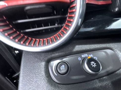 Used 2025 Chevrolet Trax RS w/ Sunroof Package image 16