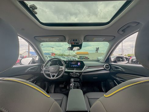 Used 2026 Chevrolet Trax ACTIV w/ Sunroof Package image 2