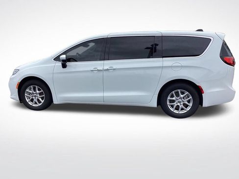 Used 2023 Chrysler Pacifica Touring-L FWD image 6