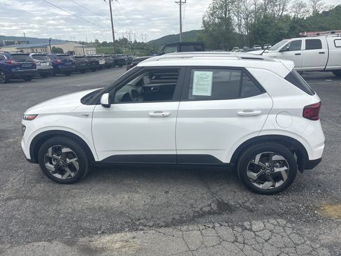 Used 2024 Hyundai Venue SEL FWD image 7