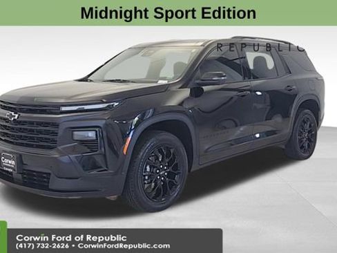 Used 2025 Chevrolet Traverse LT w/ Midnight/Sport Edition image 3