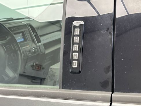 Used 2019 Ford F250 XLT w/ Camper Package image 7