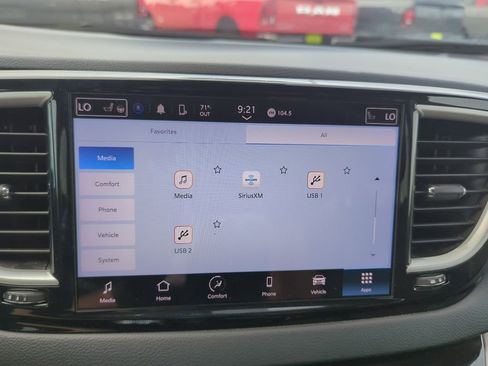Used 2023 Chrysler Pacifica Touring-L FWD image 18
