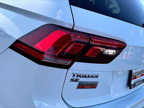 Used 2018 Volkswagen Tiguan SE w/ 3rd Row Seat Package AWD/4WD image 27