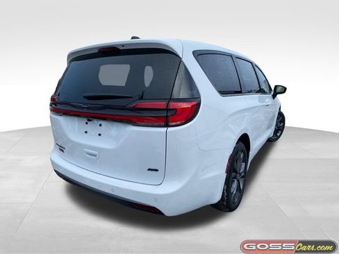 New 2026 Chrysler Pacifica Select image 3