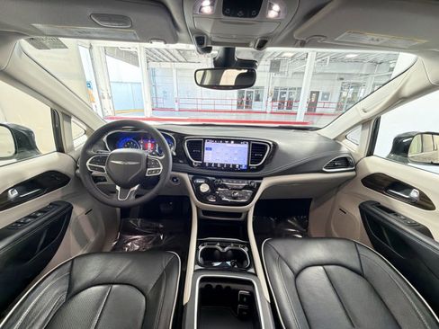 Used 2022 Chrysler Pacifica Limited image 23