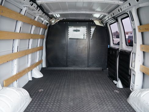 Used 2022 GMC Savana 2500 w/ Driver Convenience Package image 12